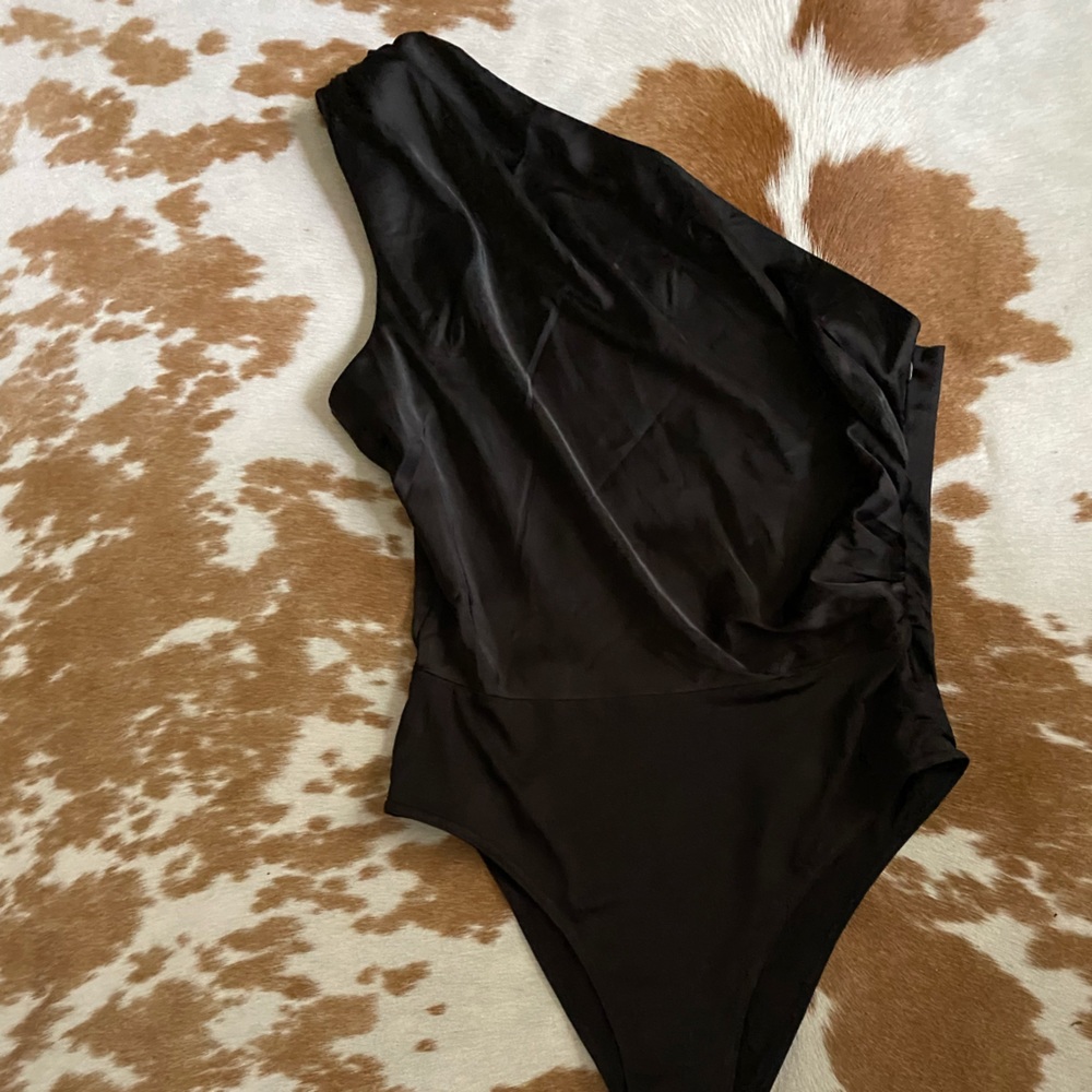 One shoulder bodysuit petite